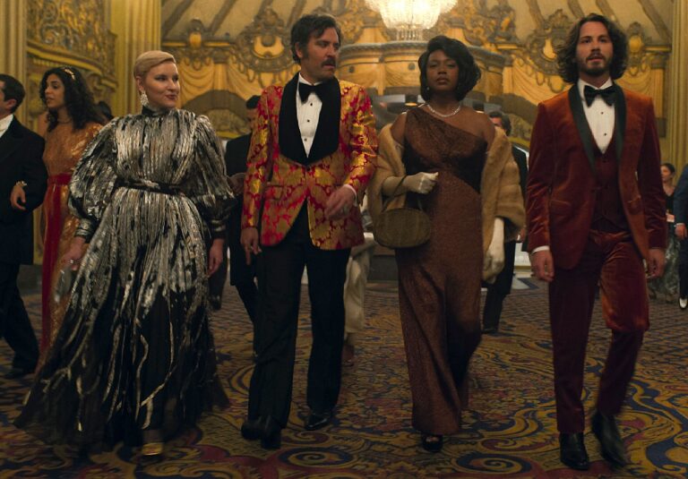 A 2ª temporada de Hunters aproveita as brechas da liberdade criativa