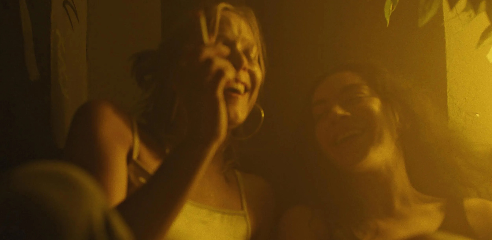 Erupcja marca a fria e charmosa estreia de Charli xcx no Cinema