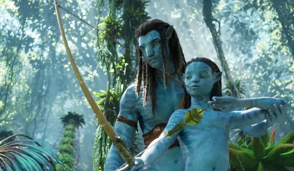 Jake Sully e seu filho na floresta de Pandora.