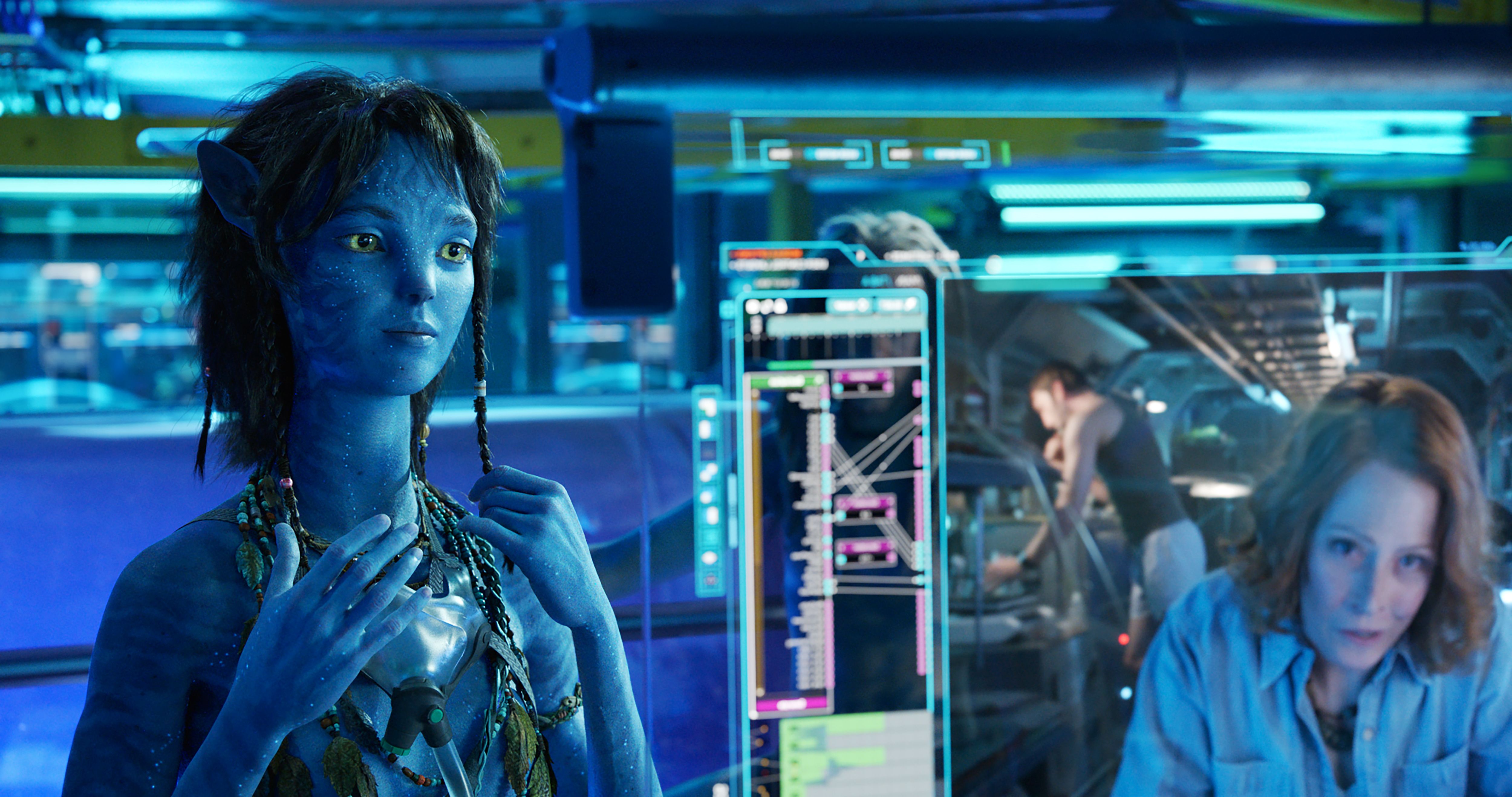 Kiri, a filha adotiva de Jake e Neytiri, em um laboratório.